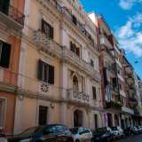 Ma � la facciata ocra e bianca del palazzo principale che fa comprendere l�unicit� e l�eleganza di questo insolito edificio
